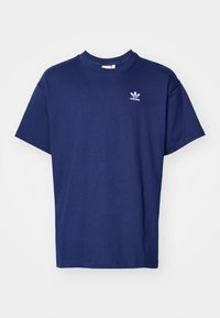 T-shirt en coton bleu marine à manches courtes, col rond, et logo blanc représentant trois feuilles sur la zone gauche de la poitrine.