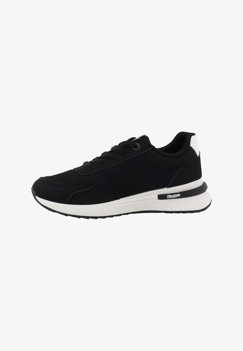 Baskets noires et blanches à lacets avec côtés en mesh, semelle coussinée et logo Kappa sur la semelle intermédiaire près du talon.