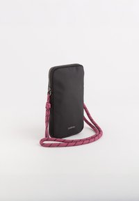 Svart nylon crossbody-väska med rektangulär form, utrustad med en rosa flätad rem och dragkedjestängning, märkt med "CARPISA."
