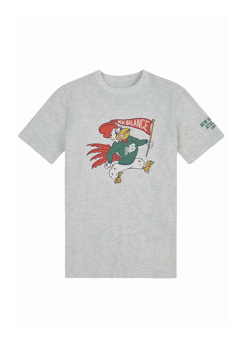 T-shirt a maniche corte grigio chiaro con un fumetto di un gallo in felpa verde, che tiene un banner rosso con la scritta "NEW BALANCE".