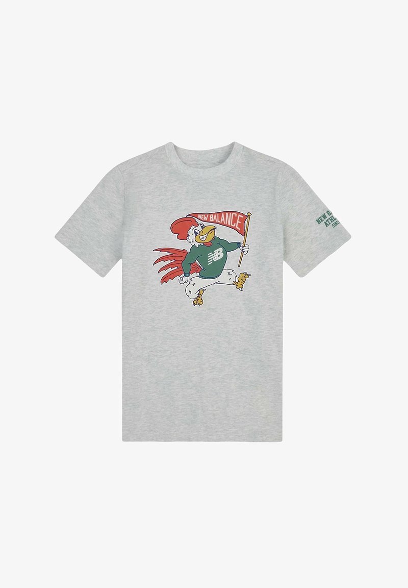 T-shirt a maniche corte grigio chiaro con un fumetto di un gallo in felpa verde, che tiene un banner rosso con la scritta "NEW BALANCE".