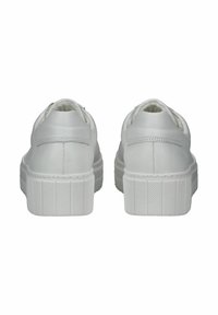 Sneakers bianchi in pelle con un retro testurizzato, dotati di una suola in gomma spessa e rigata e un sottile dettaglio di cucitura lungo il tallone.