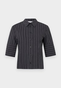 Μαύρο πουκάμισο με κοντά μανίκια και κουμπιά, με κάθετες λευκές λεπτές ρίγες και μυτερό γιακά, εμφανιζόμενο σε απλό λευκό φόντο.