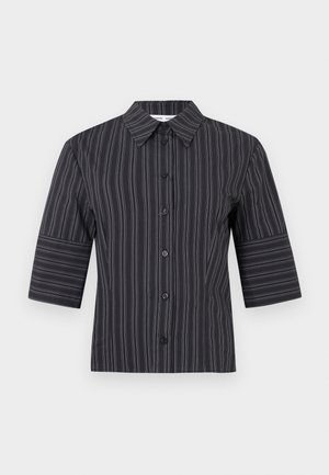 Černá košile s krátkými rukávy, zapínaná na knoflíky, s vertikálními bílými tenkými pruhy a špičatým límečkem, zobrazena na čistě bílém pozadí.