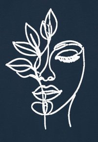 Arte a linea ricamata bianca che rappresenta un volto con elementi floreali su uno sfondo blu navy scuro. Presenta forme astratte e texture morbide.