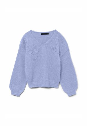 Lyseblå strikket sweater med V-hals, overdimensionerede ærmer og tre blomsterapplikationer på fronten. Blød tekstur og ribbet kant.