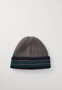 Grå strikket beanie med en foldet marineblå ribbet manchet, der har vandrette striber i mørkegrøn og grå langs båndet.