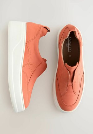 Zapatos de piel rosa sin cordones con suela de plataforma blanca, que presentan detalles de costura sutiles y un diseño de punta redondeada.