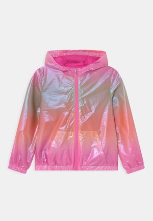 Giacca con cappuccio rosa iridescente con cerniera frontale, polsini elastici e tasca a marsupio, esposta su sfondo bianco.