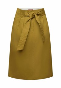 Jupe jaune moutarde longueur genou avec taille haute, plis sur le devant et une large ceinture en tissu nouée en nœud.