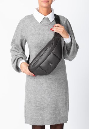 Borsa a tracolla nera imbottita con design elegante, caratterizzata da una texture liscia e un logo minimalista sulla parte anteriore. Tracolla regolabile per il massimo comfort.