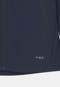 Giacca softshell navy con zip completa, cuciture rinforzate e logo "A.W.S. EXTREME" in basso a sinistra. Tessuto liscio e resistente all'acqua.
