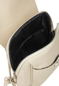 Borsa a mano in pelle beige con texture a rilievo, chiusura con zip e rivestimento in tessuto nero. Dotata di una tasca interna e di una tasca esterna frontale con zip.