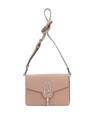 Bolso cruzado de piel color beige con un diseño estructurado, que presenta un cierre de hardware plateado y una correa ajustable. Textura suave, detalles mínimos.