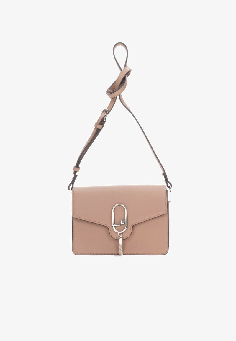 Borsa a tracolla in pelle beige con un design strutturato, dotata di una chiusura in metallo argentato e spallaccio regolabile. Texture liscia, dettagli minimi.