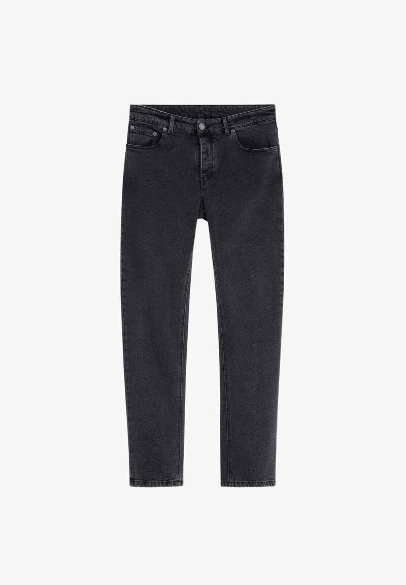 Jeans de mezclilla negra con un corte ajustado, diseño de cinco bolsillos y cierre de botón metálico. Presenta una textura suave y un desvanecimiento sutil.