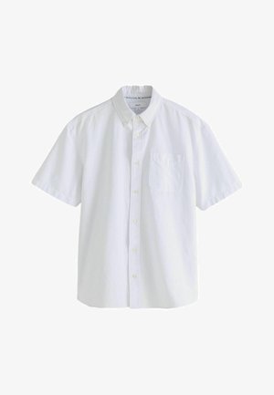 Valge lühikeste varrukatega nööbitav särk esipoolse rinnatasku ja nööbitava kraega, esitatud lihtsal valgel taustal.