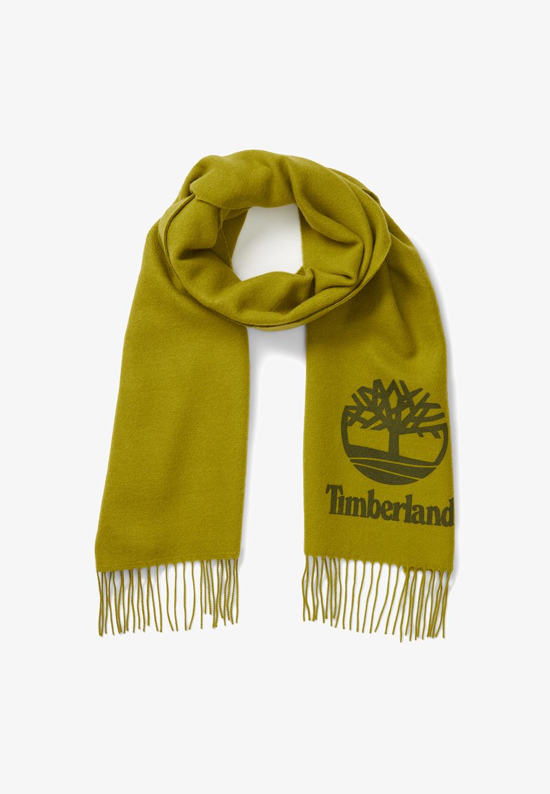 Écharpe en laine verte avec des bords à franges, ornée d'un logo d'arbre Timberland vert foncé et du nom de la marque imprimé sur un côté.