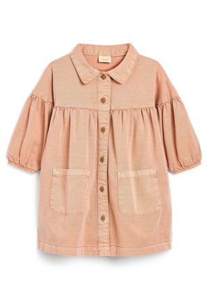 Lyserød børnejakke med pufærmer i tre fjerdedele, frontknapper, to frontlommer og en lille krave.