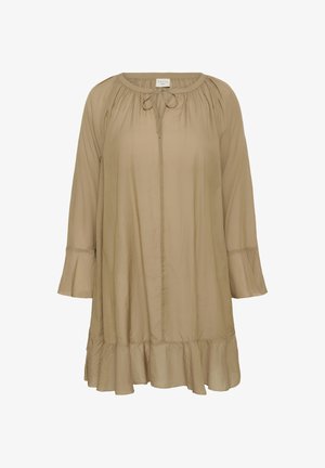 Vestido beige de manga larga holgado con bajo con volantes y detalle de lazo en el cuello, confeccionado con una tela ligera y ligeramente arrugada.