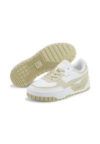 Scarpe sportive bianche e beige con una suola spessa, tomaia texture, punta tonda e dettagli rinforzati. Presentano lacci e un logo sul lato.