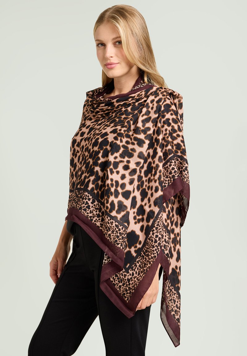 Leopardenmuster-Schal aus leichtem Stoff, mit Farbtönen in Beige, Schwarz und bordeauxroten Rändern, über einem Outfit drapiert, dreieckige Form.