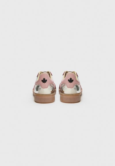 Sneaker in pelle rosa con accenti metallici argento, suole in gomma e dettaglio della foglia d'acero nera sul tallone. Parte posteriore aperta con chiusura a strap.