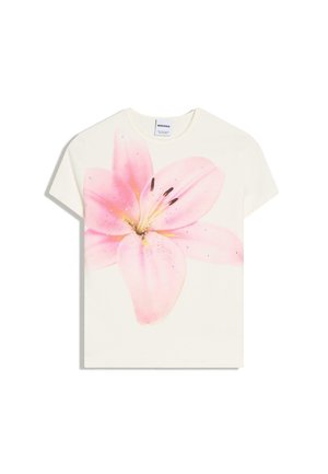 Biele tričko s krátkym rukávom s veľkou grafikou ružového ľalie a malými trblietavými ozdobami na prednej strane.