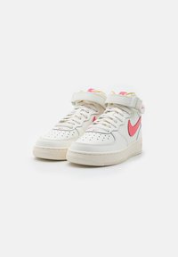 Vita läder hög-top sneakers med rosa detaljer och en kardborreflik, med perforerad tå och texturerad gummisula.