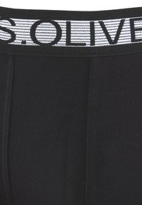 Črn elastični pas z belimi črtami in napisom "S. OLIVER". Mehka, rebrasta tekstura tkanine z gladkim finišem.