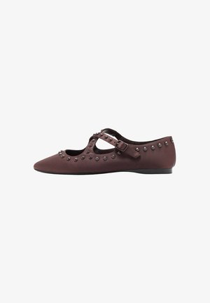 Chaussure plate pointue marron avec ornements à clous et boucle à bride Mary Jane, vue de profil sur fond blanc.