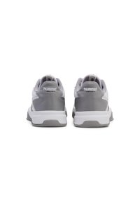 Grauathletische Schuhe mit weißen Akzenten, aus synthetischem Material gefertigt. Verfügt über gepolsterte Kragen und ein Logo an der Ferse, ausgelegt für Komfort und Unterstützung.