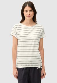 Witte gestreepte T-shirt met opgerolde mouwen, ronde halslijn en een trekkoorddetail aan de onderrand. Zachte stofstructuur, casual ontwerp.