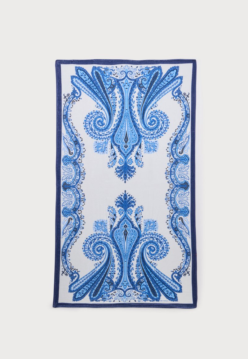 Tissu blanc rectangulaire avec des motifs paisley bleus complexes disposés de manière symétrique, bordé d'un bord uni bleu foncé.