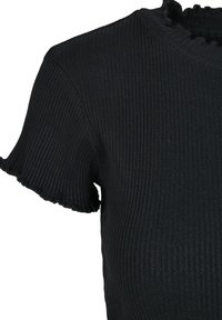 Schwarzes, geripptes Kurzarmoberteil mit einem Rüschenausschnitt. Aus strukturiertem Stoff, der feinen Glanz aufweist und eine taillierte Passform hat.