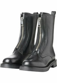 Svarta läderankelstövlar med dubbla sidodragkedjor, rundad tå och en kraftig gummisula. Slät textur med minimala sömnadsdetaljer.