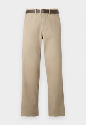 Pantalons beiges à jambe droite avec poches avant et braguette zippée, associés à une ceinture marron avec une boucle en argent.