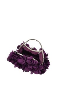 Bolso de mano morado con un diseño floral hecho de pétalos de tela, asa metálica y forro interior de satén. La parte superior abierta muestra una textura similar al crochet.