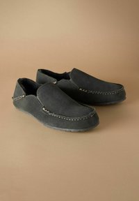 Pilki suede šlepetės su siuvinėtais detalėmis ir minkšta pamušalu. Suapvalinti pirštai, mažas profilis ir tekstūruotas padas, užtikrinantis sukibimą.