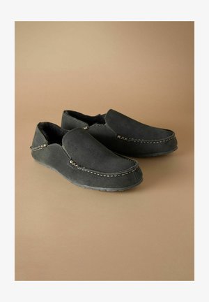 Szürke velúr slip-on cipők varrott részletezéssel és puha béléssel. Lekerekített orr, alacsony profil és texturált talp a tapadásért.