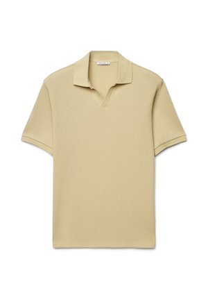 Polo beige à manches courtes avec texture côtelée, col ouvert et sans boutons, étalé à plat sur fond blanc.