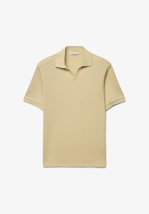 Polo beige à manches courtes avec texture côtelée, col ouvert et sans boutons, étalé à plat sur fond blanc.