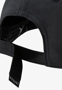 Černá čepice s propracovaným designem a hladkou texturou, nastavitelným páskem a značkovou štítkem na zadní straně.