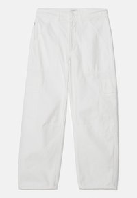 Pantalones cargo blancos de algodón. Incluyen cuatro bolsillos, un corte relajado y costuras reforzadas para mayor durabilidad. Textura suave y mate.