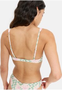 Green and pink floral bikini with a scalloped design. Adjustable straps and a clasp closure at the back. Smooth, stretchy material.