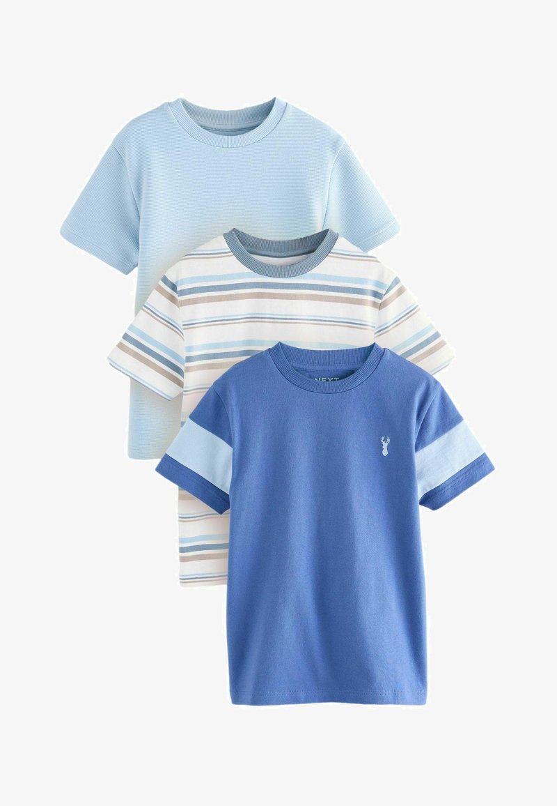 Trois t-shirts manches courtes pour garçons en bleu clair, blanc avec des rayures bleues et beiges, et bleu avec un petit logo de cerf sur la poitrine.