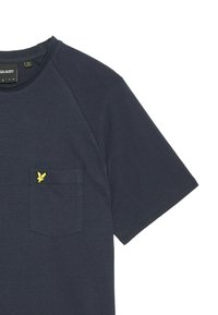T-shirt blu navy con colletto rotondo, maniche corte a raglan e taschino frontale; presenta un piccolo logo giallo sulla tasca.