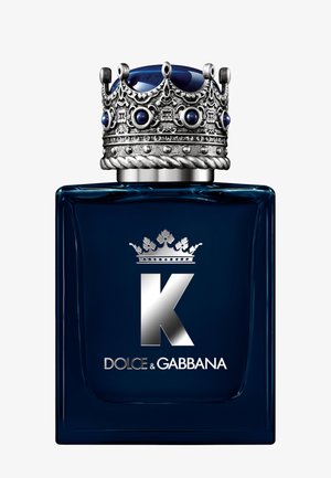 Flacon de parfum Dolce & Gabbana K bleu foncé avec un bouchon en forme de couronne argentée et un motif de couronne argentée au-dessus de la lettre K à l’avant.