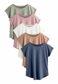 Fünf kurzärmlige T-Shirts ausgestellt: die Farben umfassen Salbeigrün, Hellrosa, Weiß, Hellbraun und Dunkelblau; aus weichem Baumwollstoff.