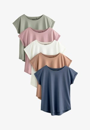 Fem kortærmede t-shirts udstillet: farverne inkluderer salviegrøn, lys pink, hvid, lys brun og mørkeblå; blødt bomuldsstof.
